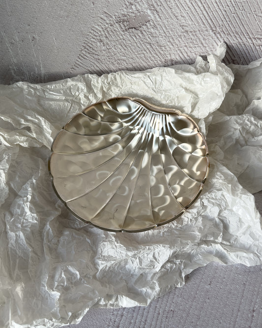 Detailed view of the deep radiating ribs on the BMF silver shell dish, highlighting the mesmerizing bubble-like light reflections on the surface.
