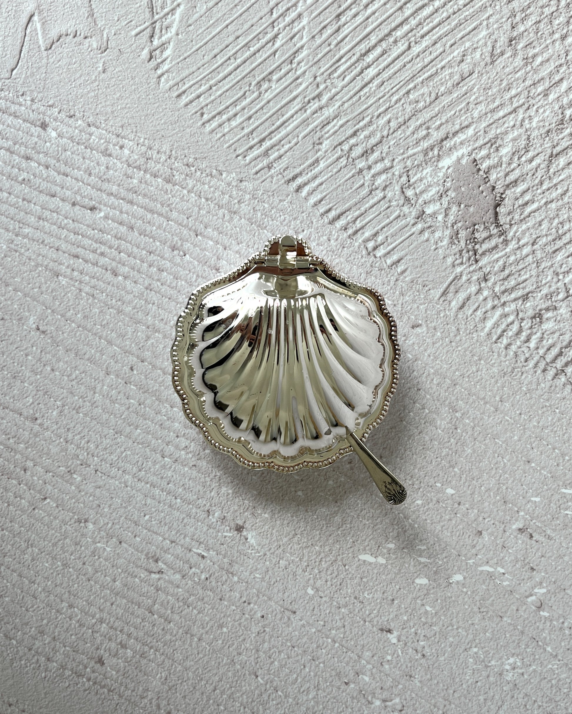 Vintage Sheffield silver-plated shell butter and caviar serving dish with a removable glass insert and matching shell motif knife, showcasing English craftsmanship.