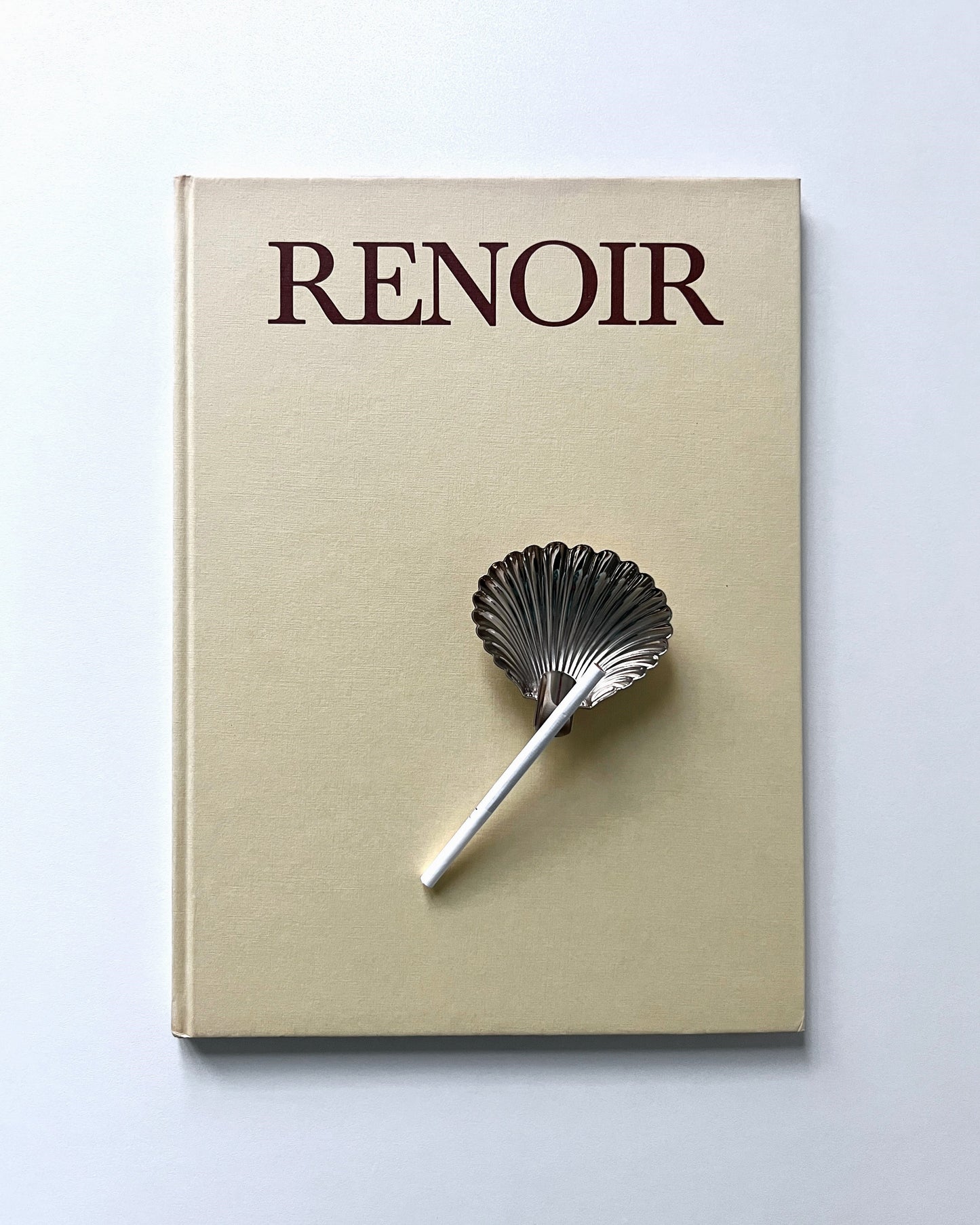 A top-down view of a vintage Florentine scallop shell ashtray, showcasing its Argento 800 silver construction and mid-century modern curves.