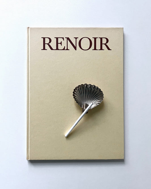 A top-down view of a vintage Florentine scallop shell ashtray, showcasing its Argento 800 silver construction and mid-century modern curves.