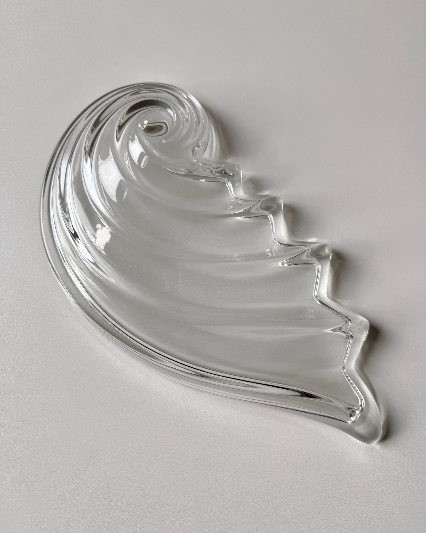 The stable, heavy base of the nautilus shell tray, illustrating its quality as a durable piece of 1980s German art glass.